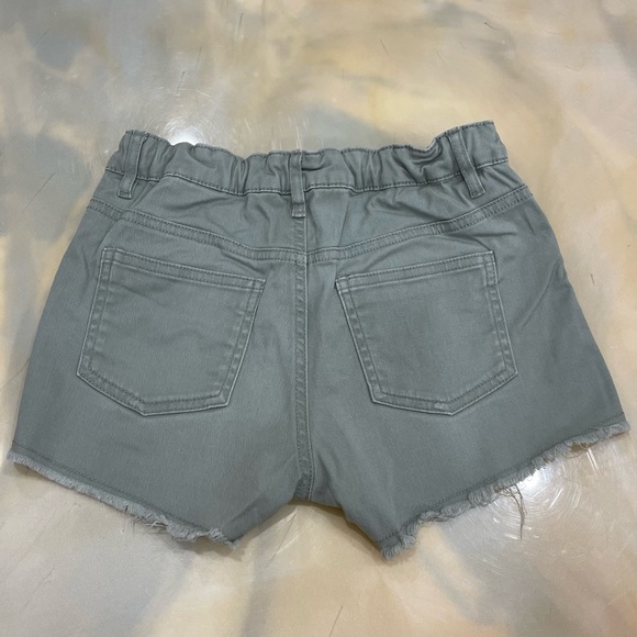 Camouflage green raw egged shorts. - Picture 2 of 4